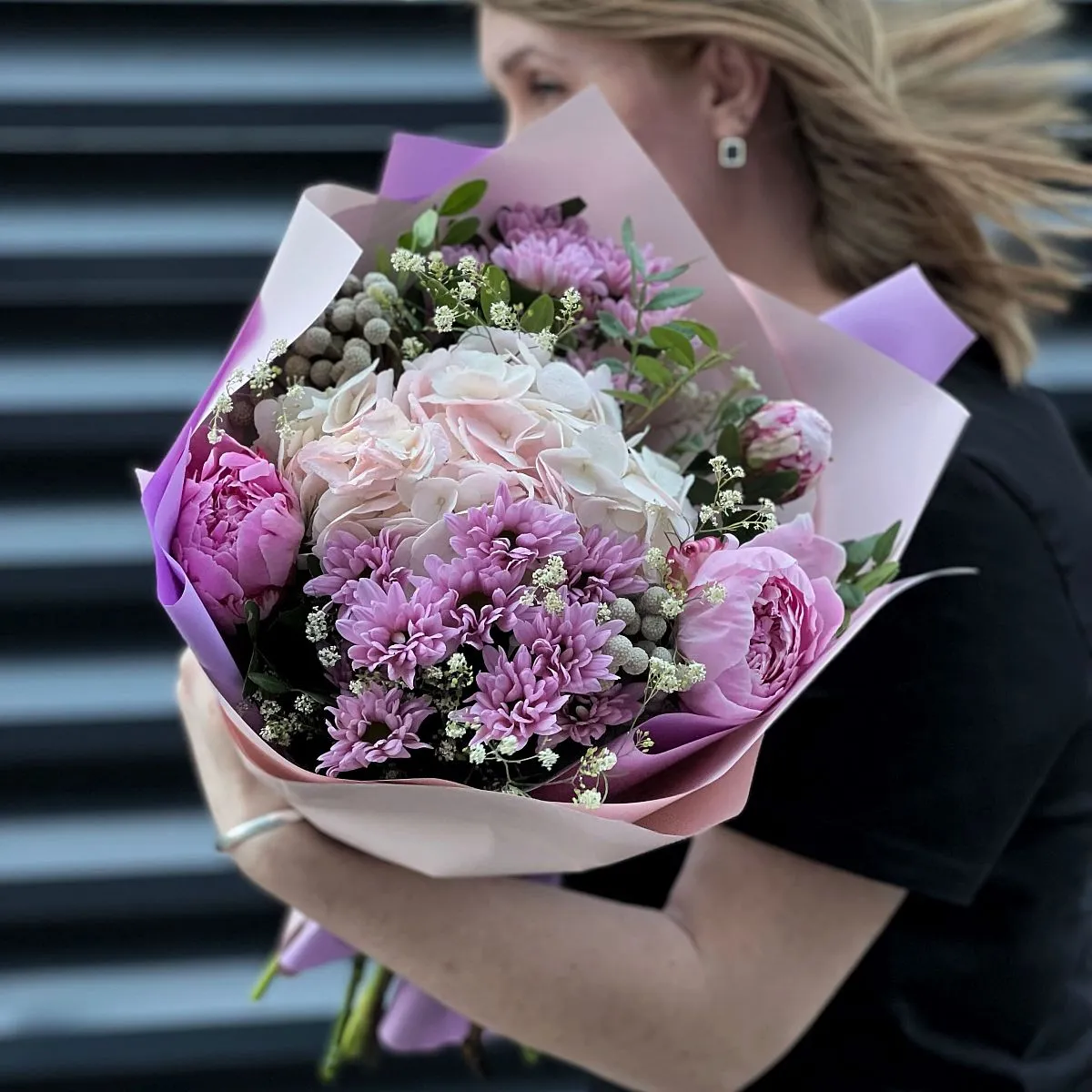 Огромный букет из хризантем и брунии