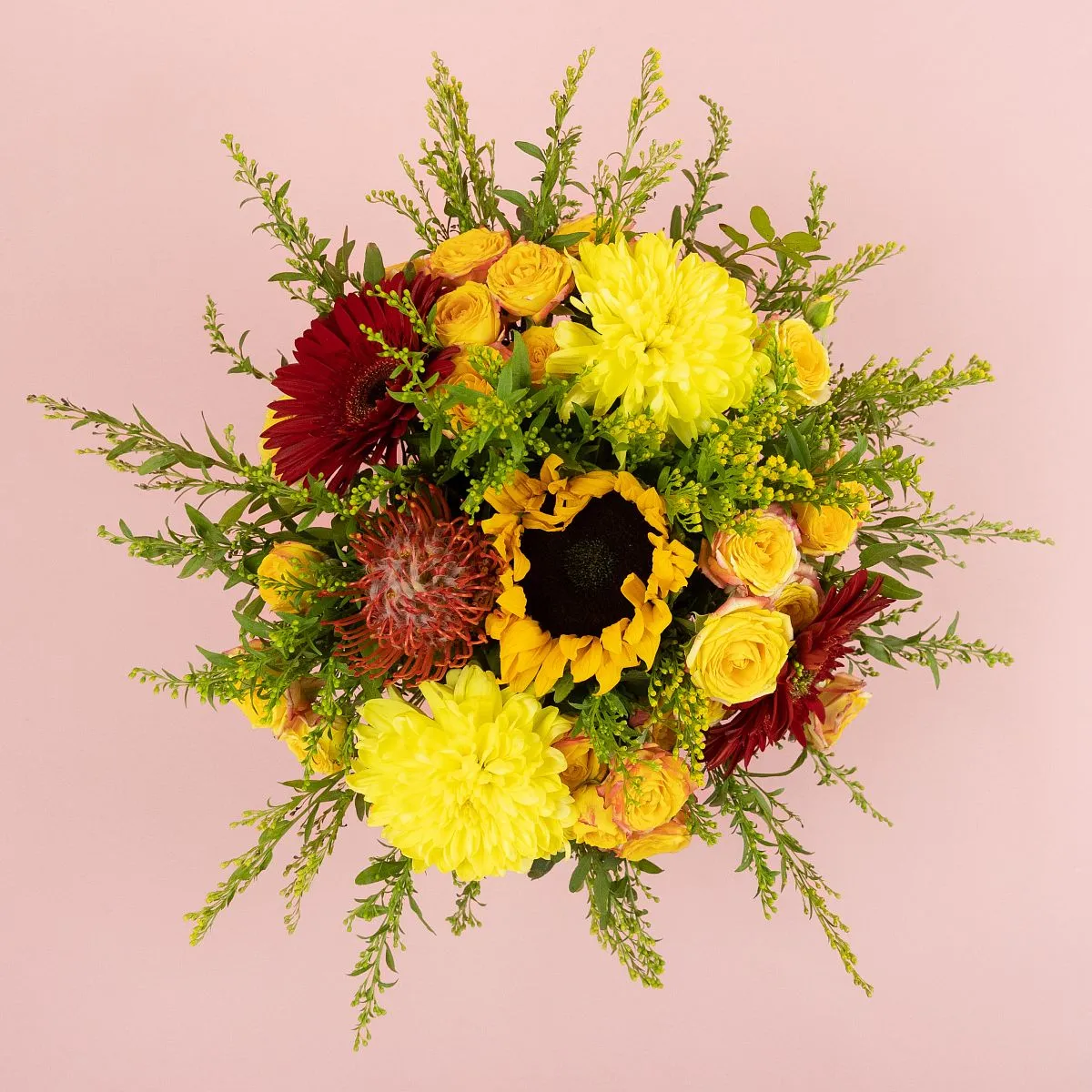 Герберы, розы и подсолнух в коробке