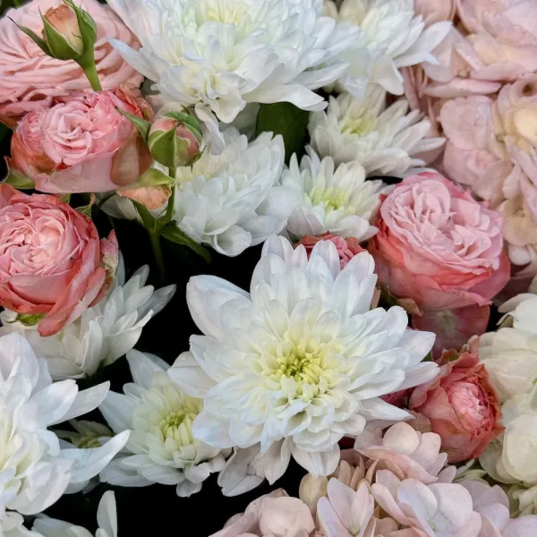 Букет из гортензий, роз и хризантем