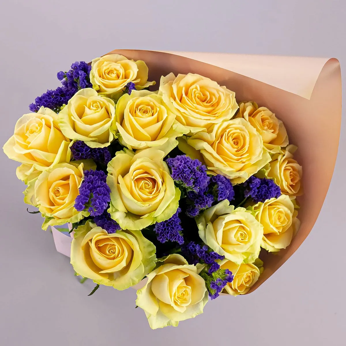 Букет из 15 роз и статицы