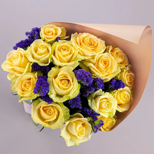 Букет из 15 роз и статицы