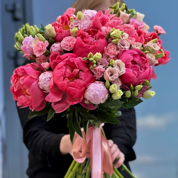 Букет из пионов, гвоздик и эустом