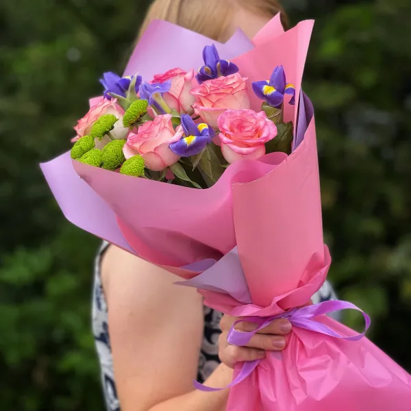 Букет из розовых роз и ирисов (55 см)