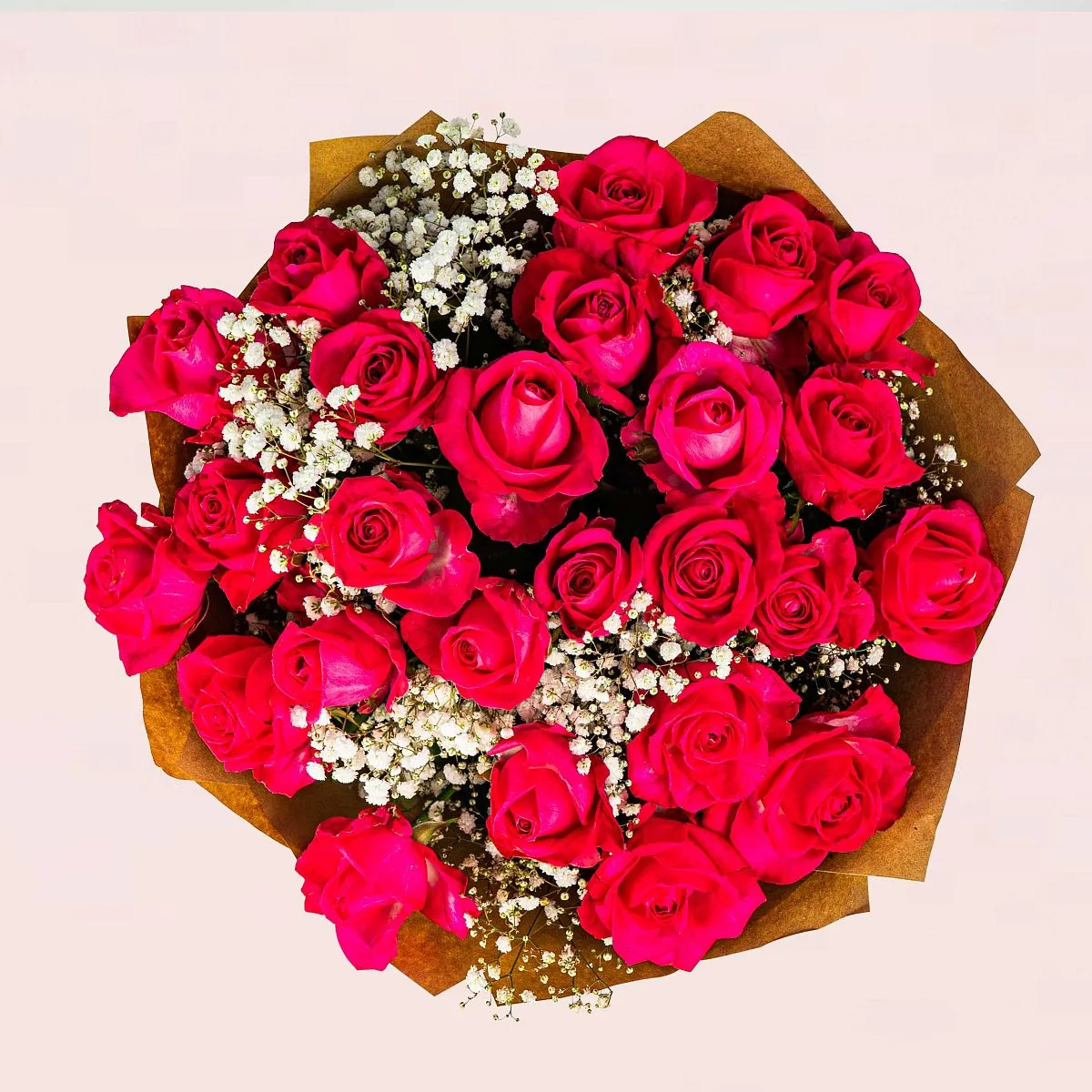 Букет из красных роз и гипсофилы