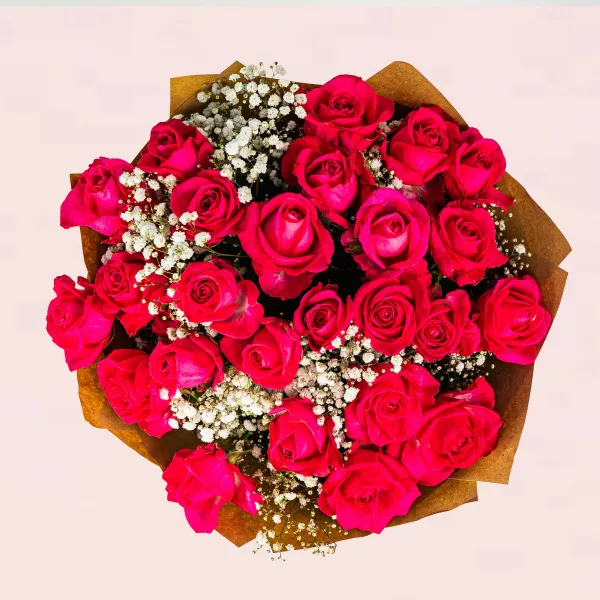 Букет из красных роз и гипсофилы