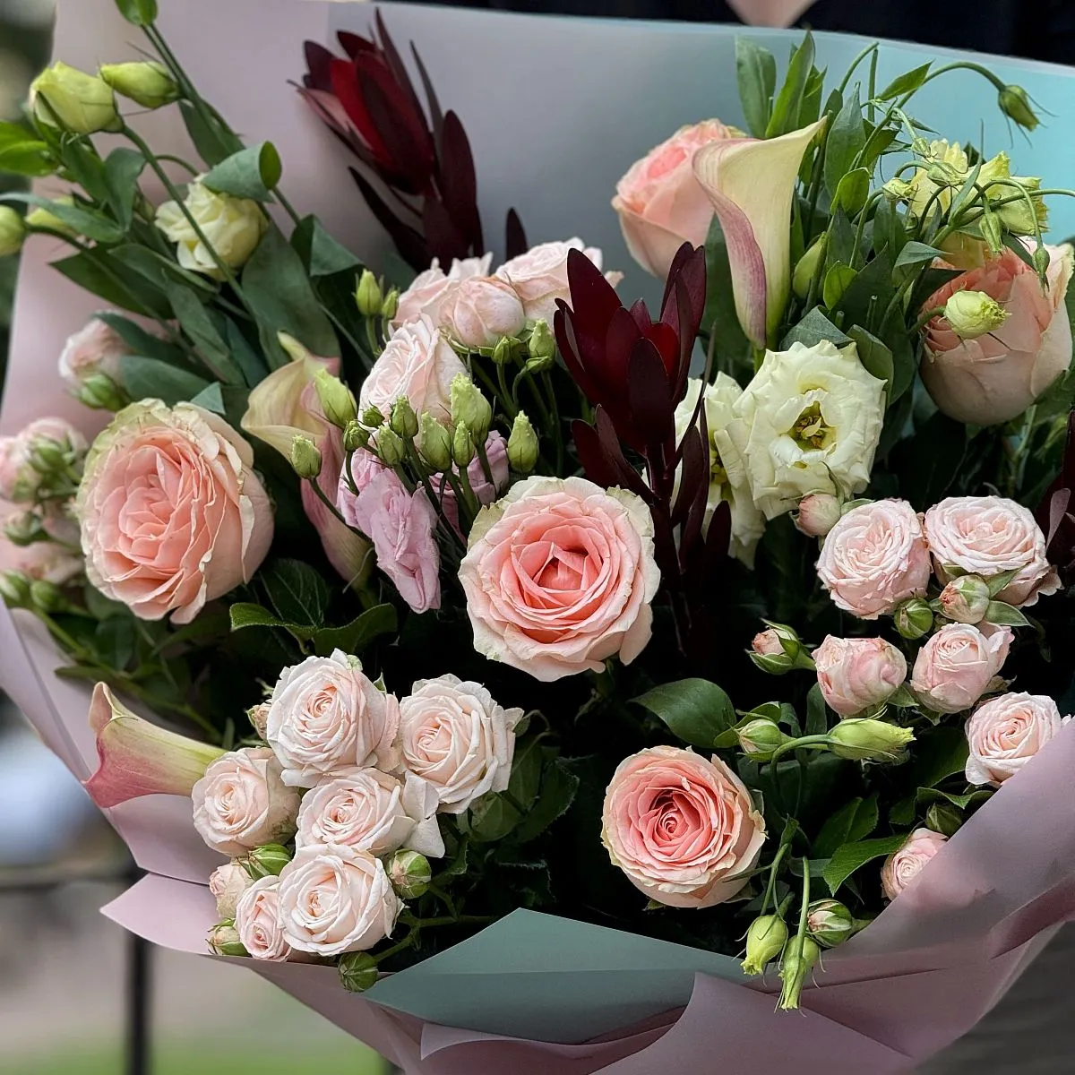 Большой букет из роз, эустом и сафари