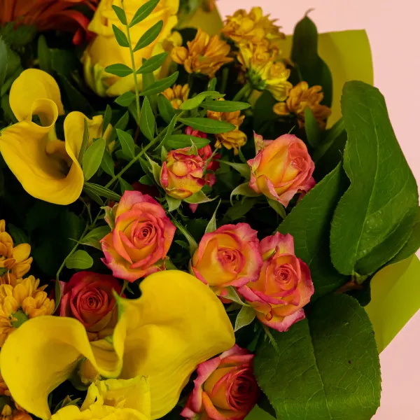 Букет из роз микс, гербер и жёлтых калл