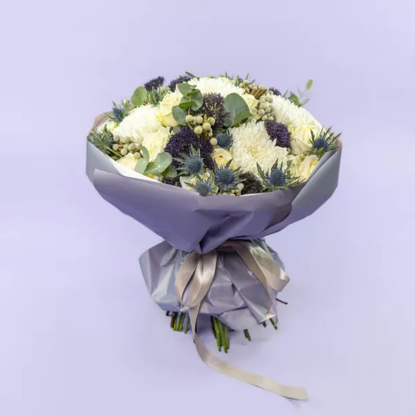 Букет из белых хризантем и роз
