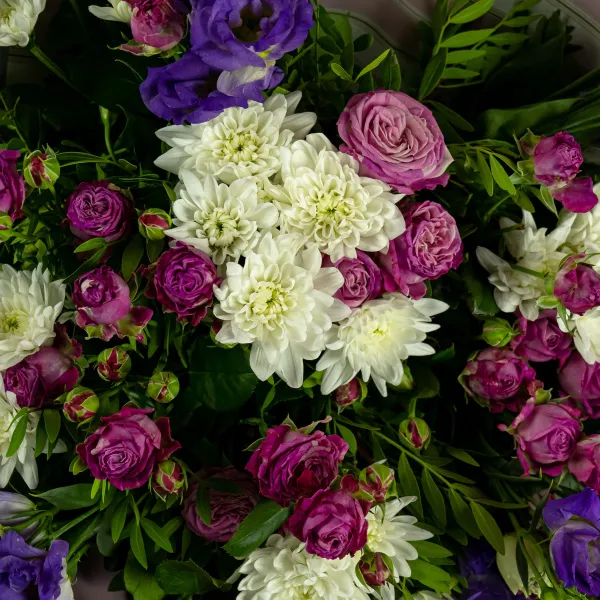 Букет из роз, эустом и лилии