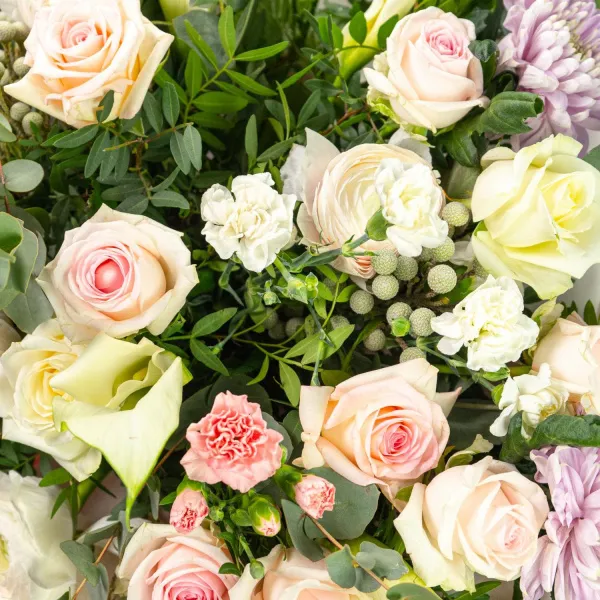 Букет из роз, ранункулюсов и хризантем