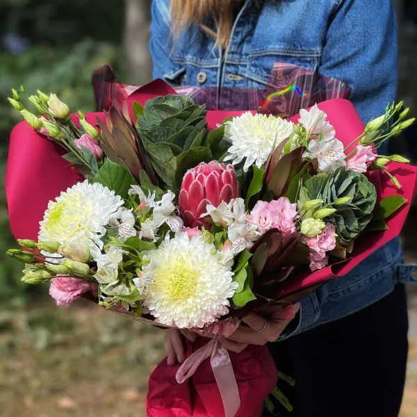 Букет из хризантем, эустом и альстромерии