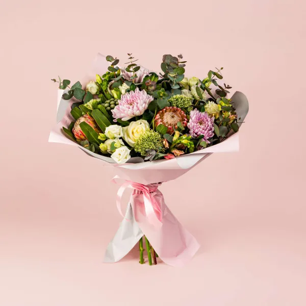 Букет из хризантем, роз и эустом