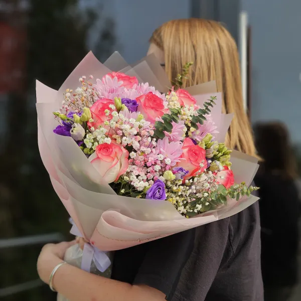 Букет из роз, гипсофил и эустом