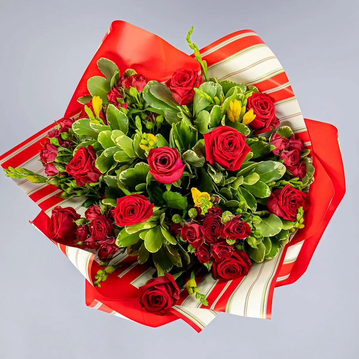 Букет из роз микс и фрезий