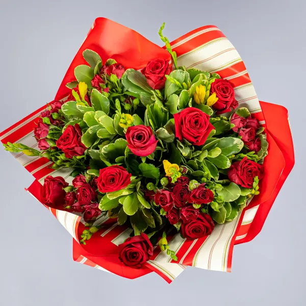 Букет из роз микс и фрезий