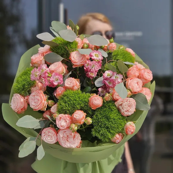 Букет из роз, грин трик и матиолл