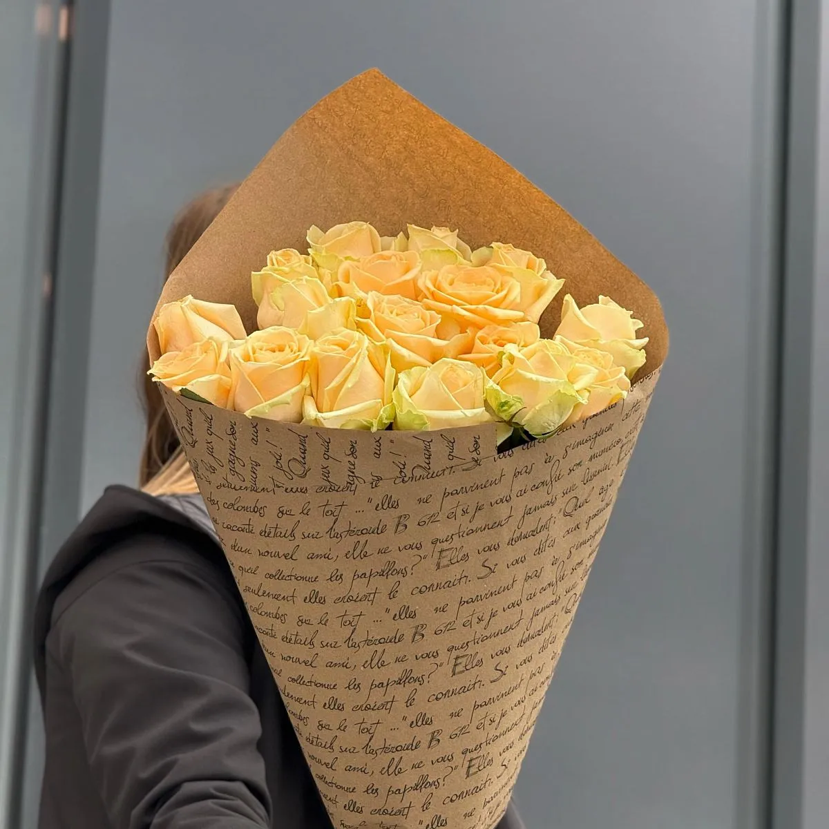 Букет из 17 кремовых роз (60 см)