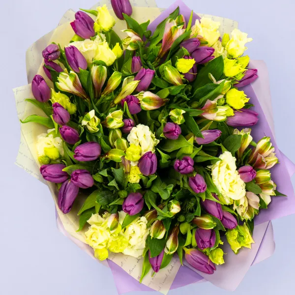 Букет из 33 тюльпанов и эустом