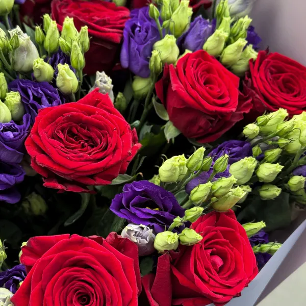 Букет из роз и эустом