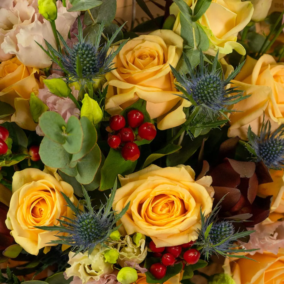 Букет из эустом и эрингиумов