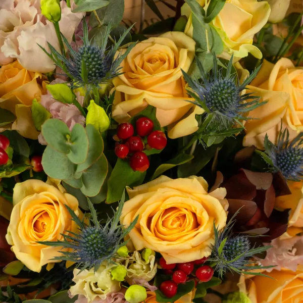 Букет из эустом и эрингиумов