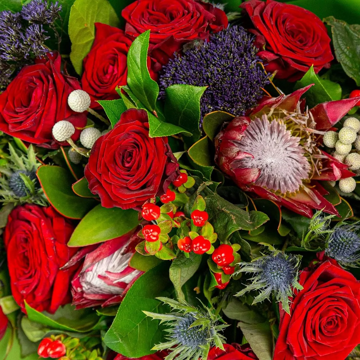 Букет из протей и алых роз