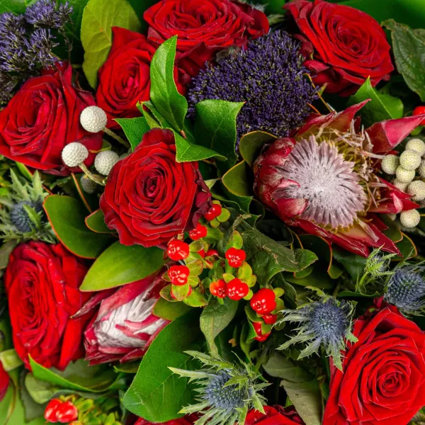 Букет из протей и алых роз