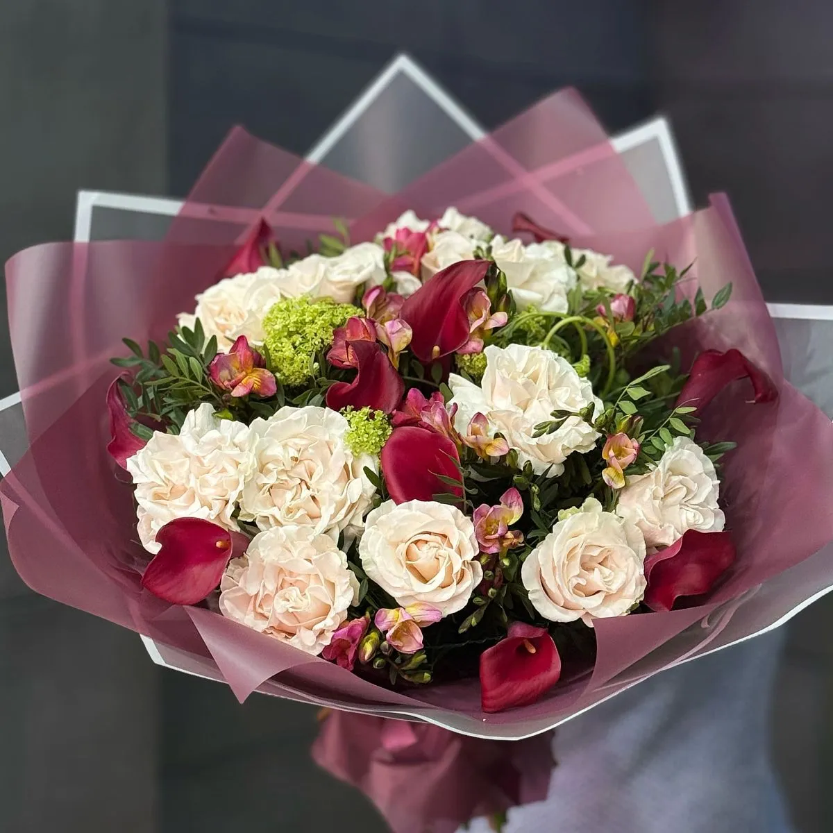 Букет из роз, фрезии и каллы