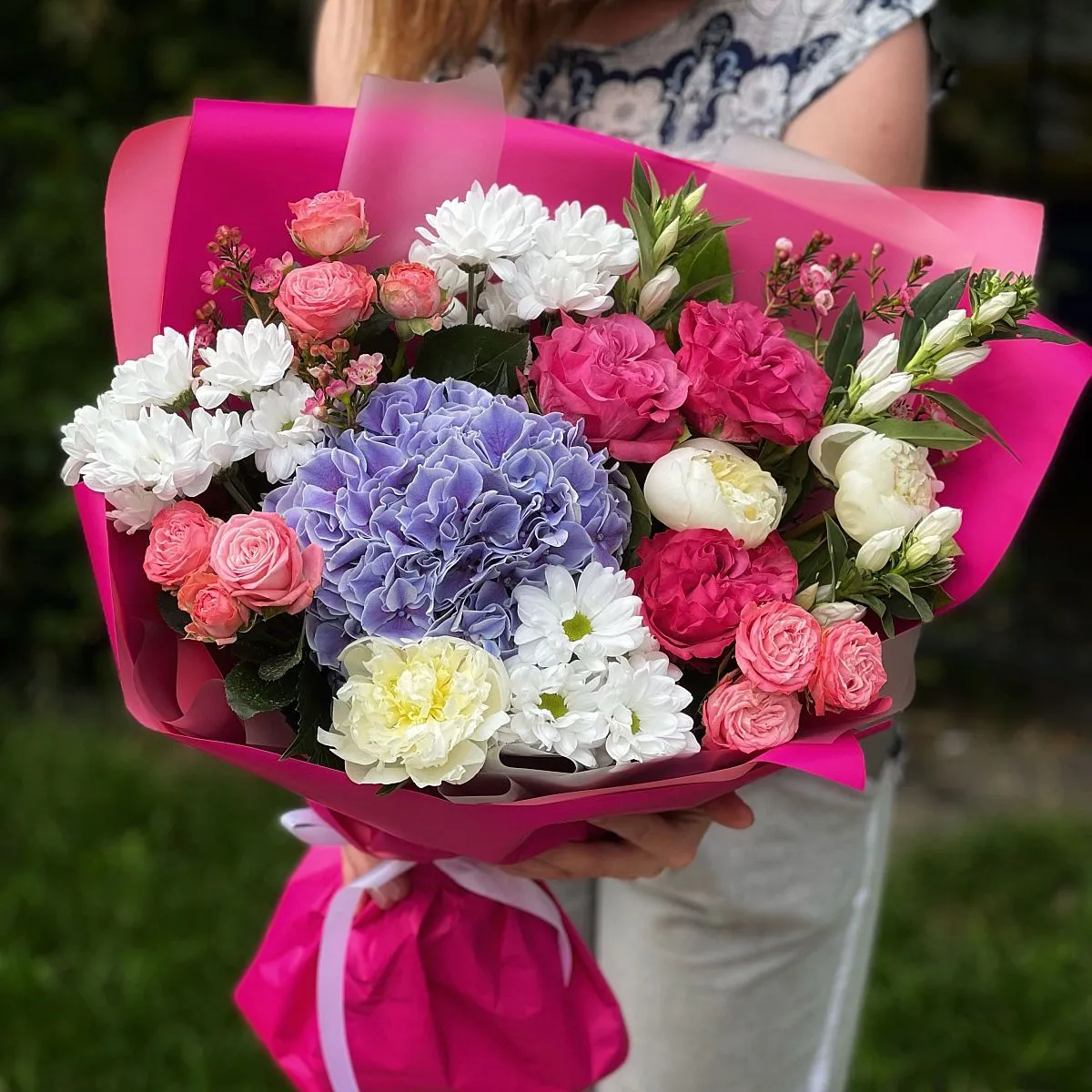 Букет из хризантем, роз и пион