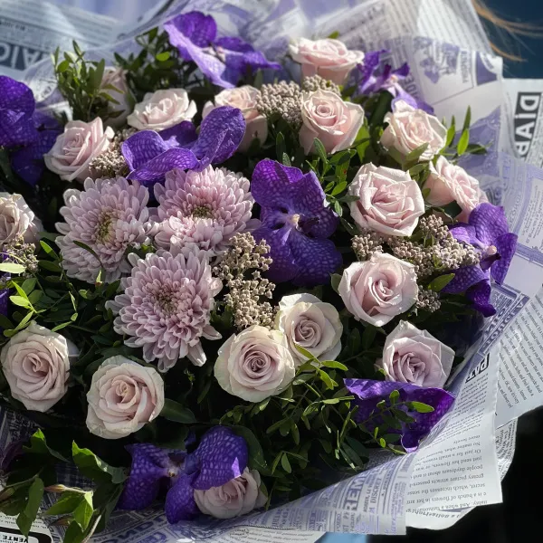 Букет из роз, хризантем и ахилея