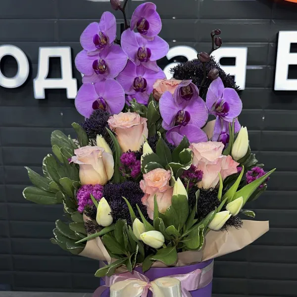 Тюльпаны, розы и питтоспорума в коробке