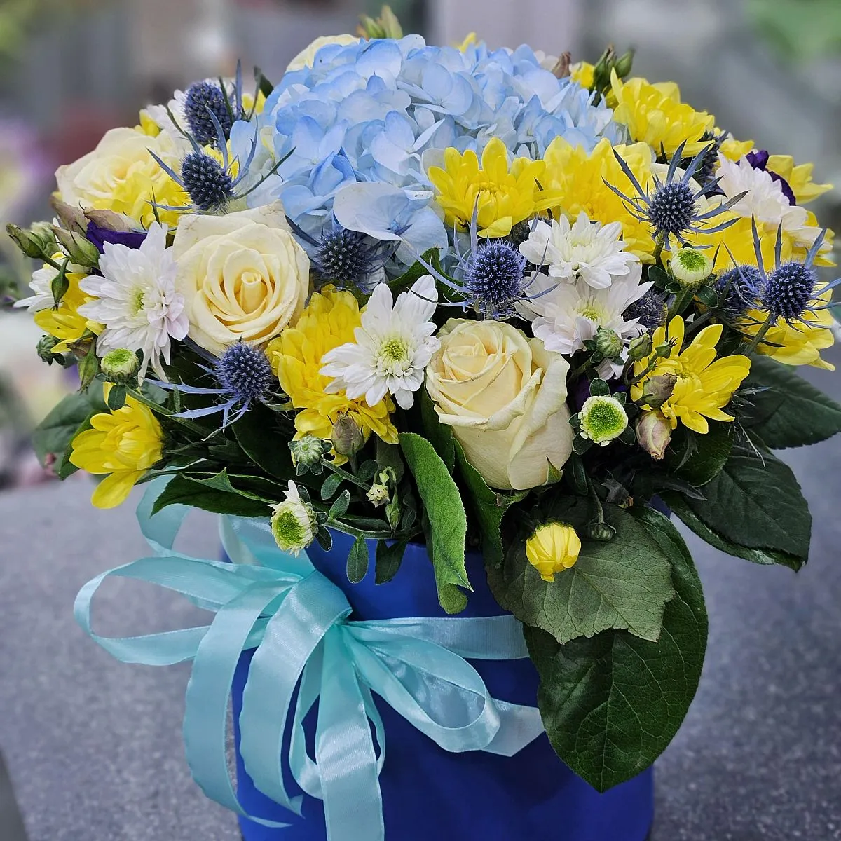 Розы, эустомы и хризантемы в коробке