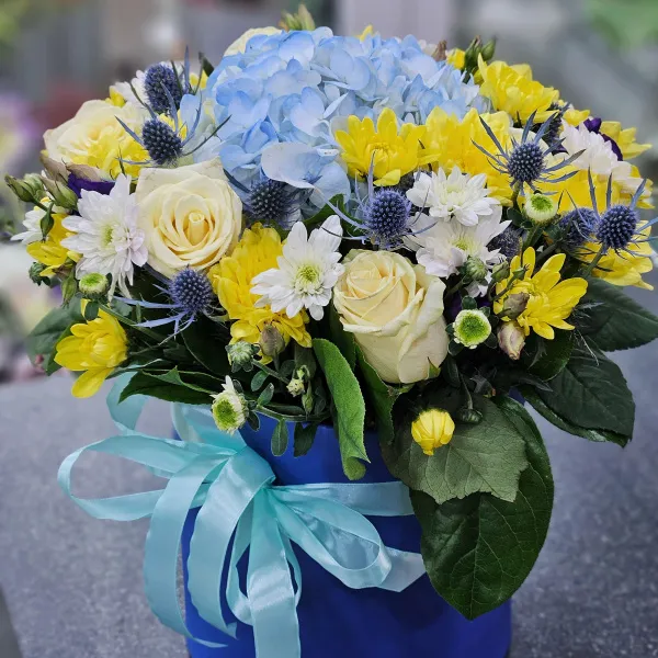 Розы, эустомы и хризантемы в коробке