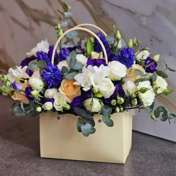 Розы, гиацинты и фрезии в коробке