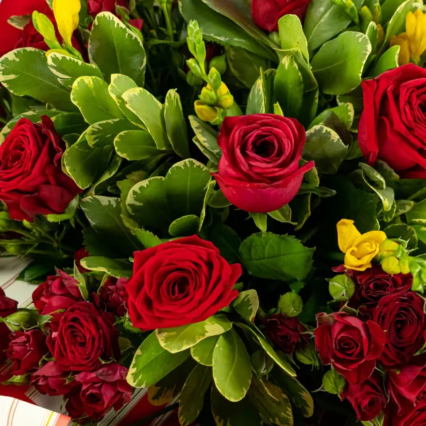 Букет из роз микс и фрезий