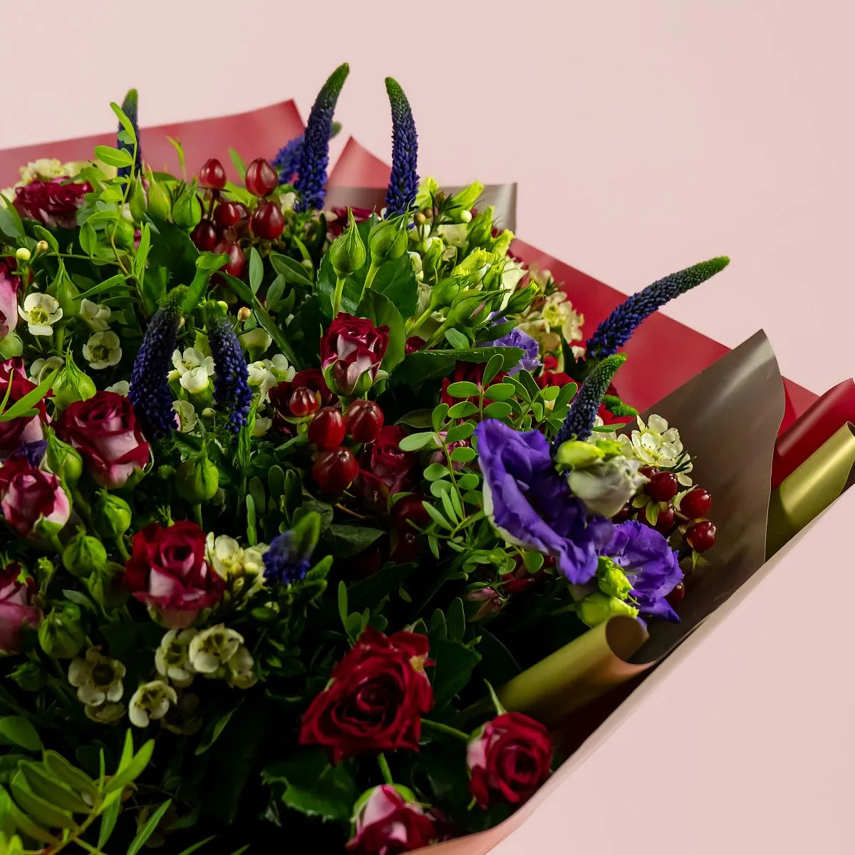 Букет из бордовых роз и эустом
