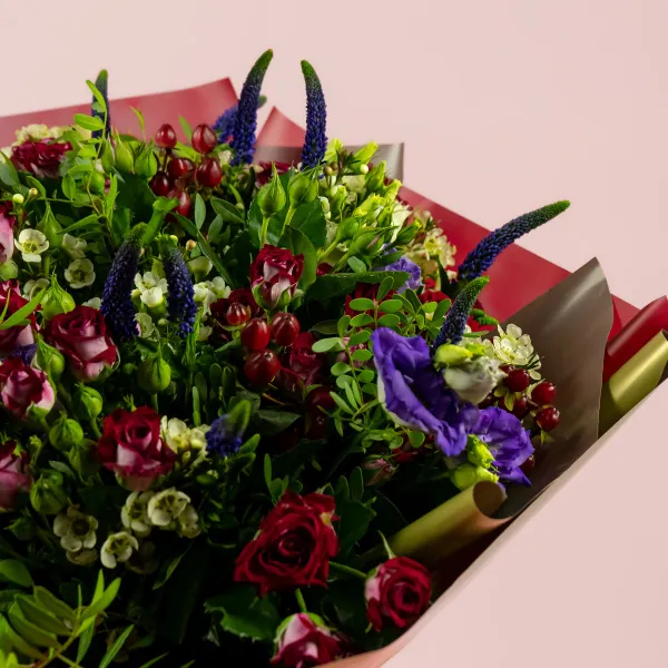 Букет из бордовых роз и эустом