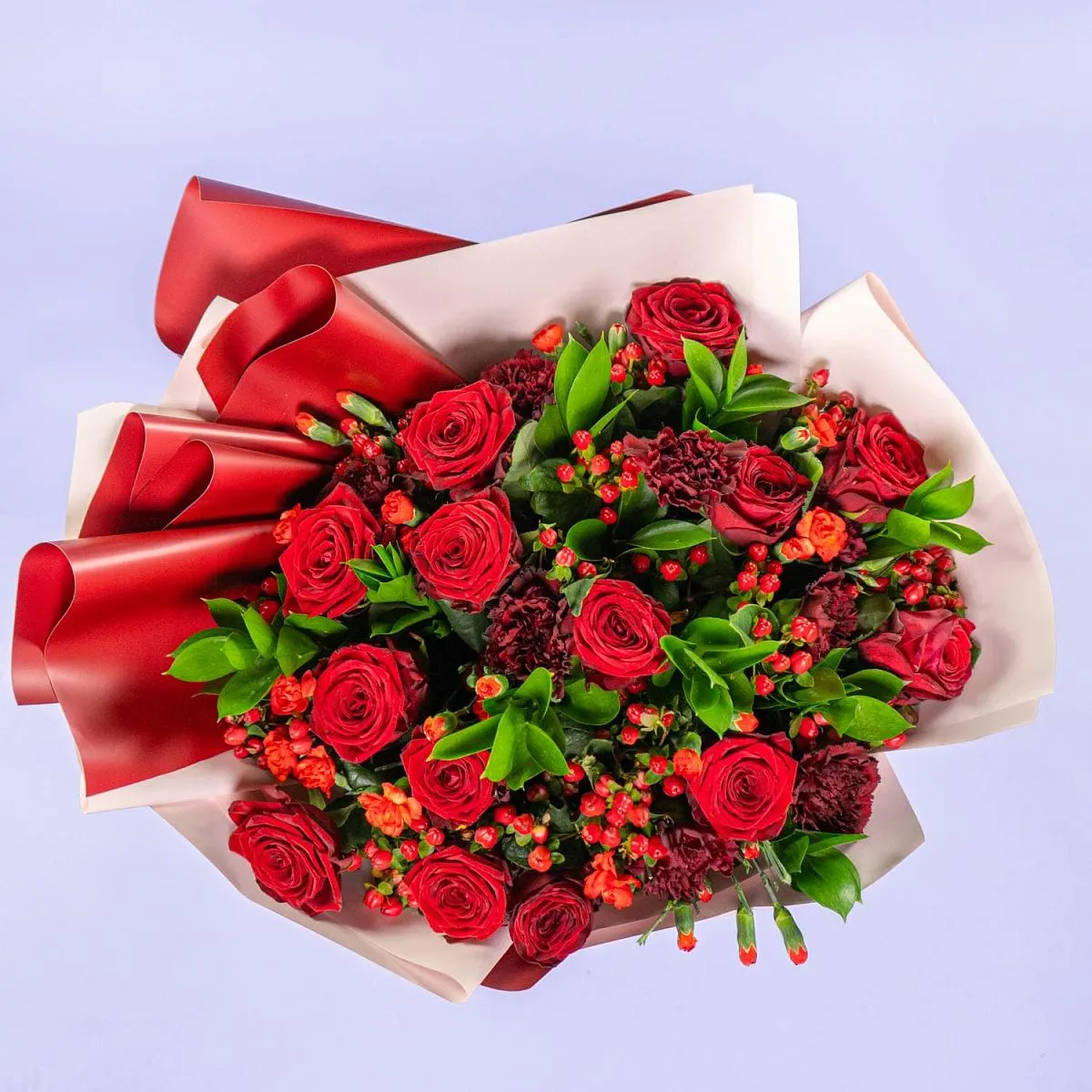 Букет из алых роз и гвоздик