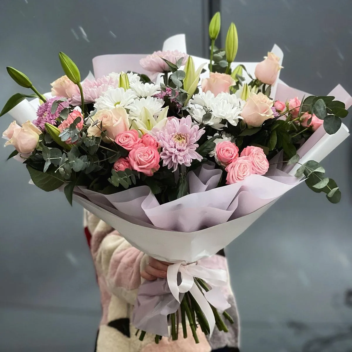 Огромный букет из хризантем и роз