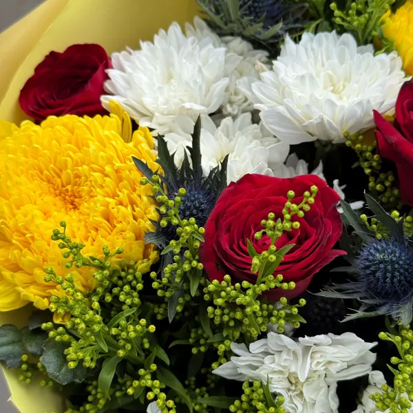Букет хризантем, солидаго и эрингиума