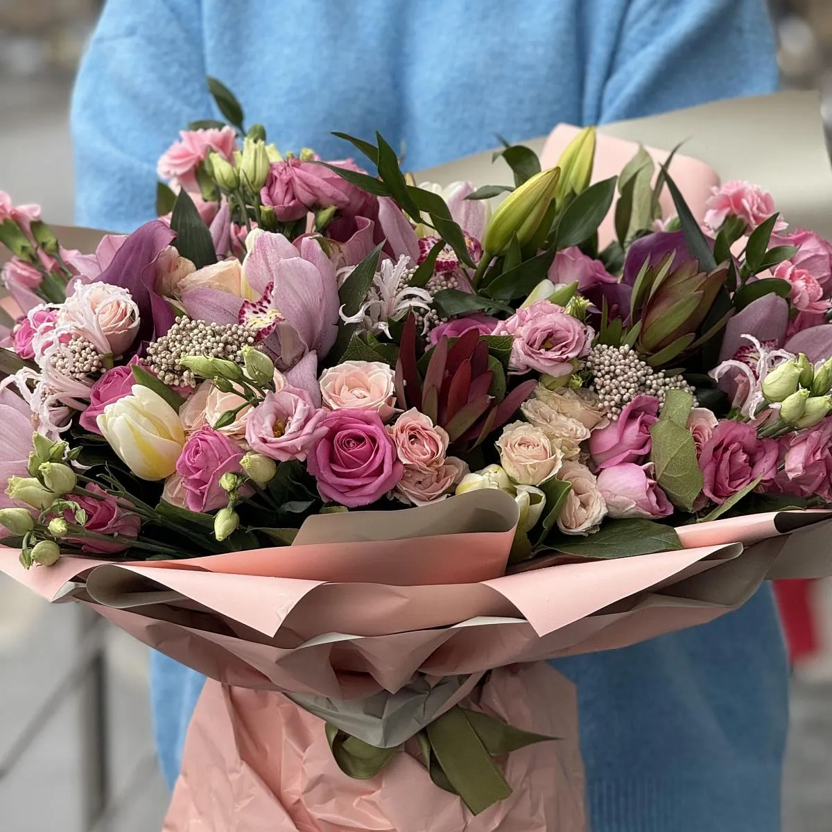 Большой букет из эустомы, роз и аспидистра