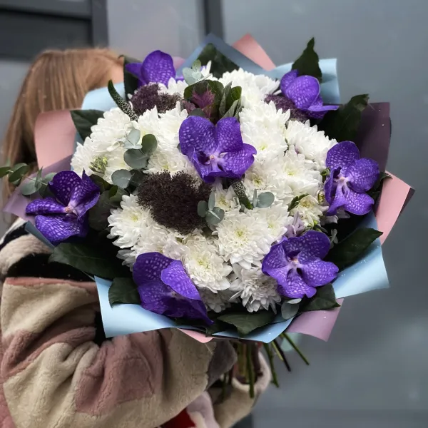 Букет из хризантем и брассики