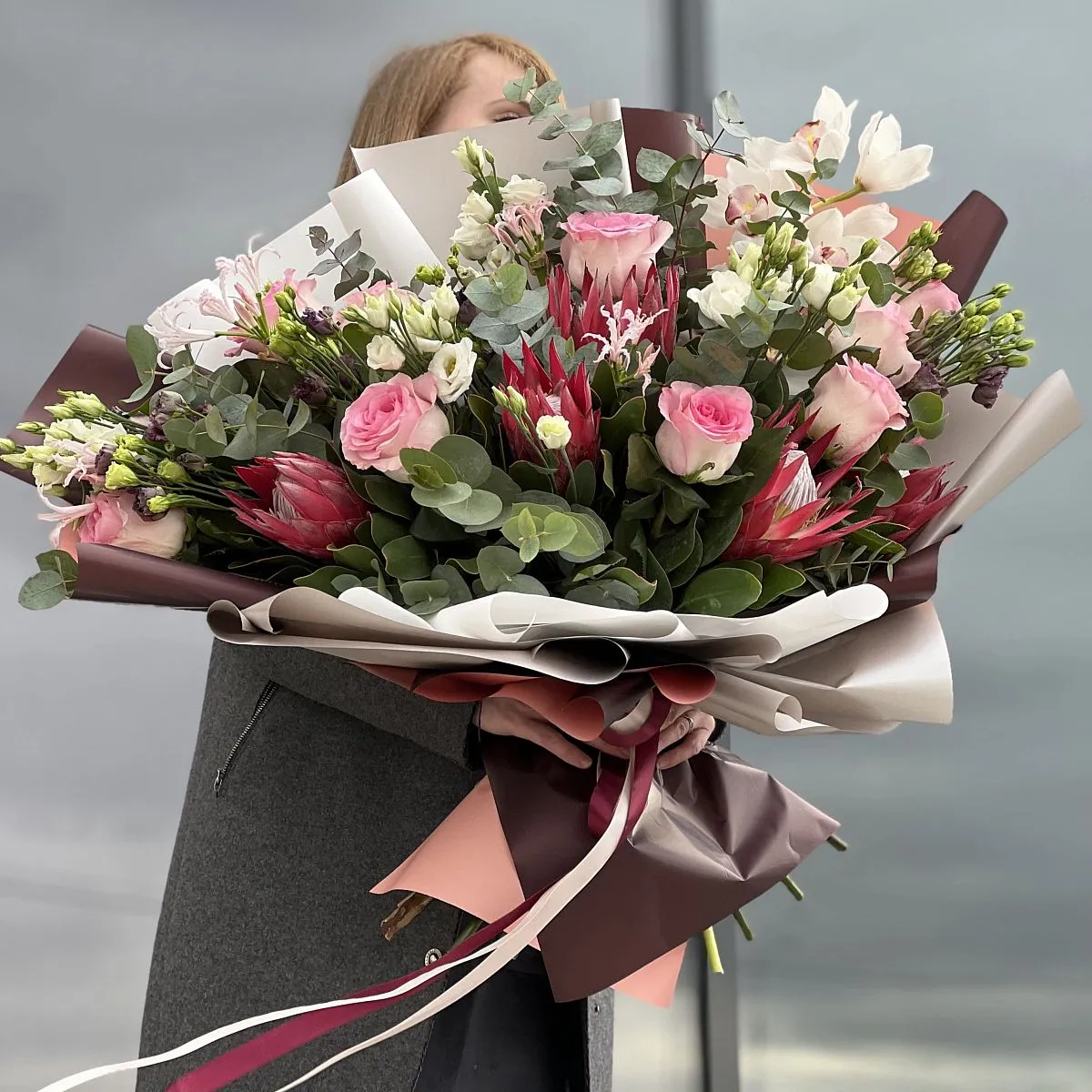 Букет из эустом, роз и протея