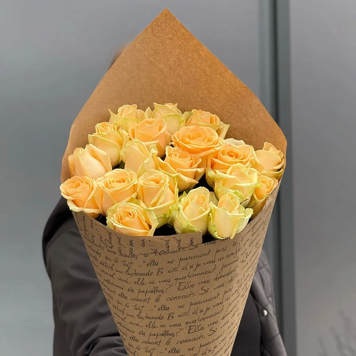 Букет из 19 кремовых роз (70 см)