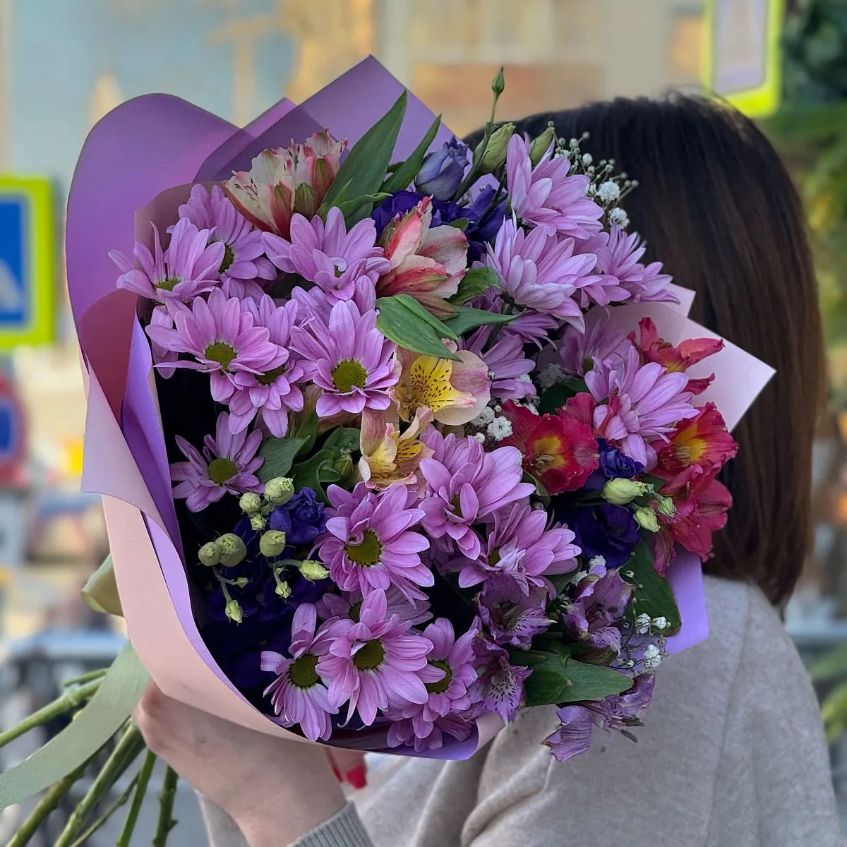 Большой букет из эустом и розовых хризантем (55 см)