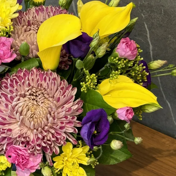 Хризантемы, эустомы и солидаго в коробке