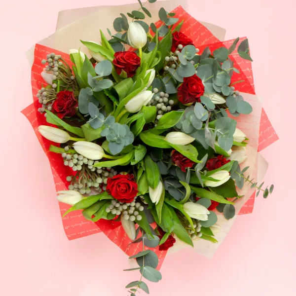 Букет из 10 роз и 25 тюльпанов