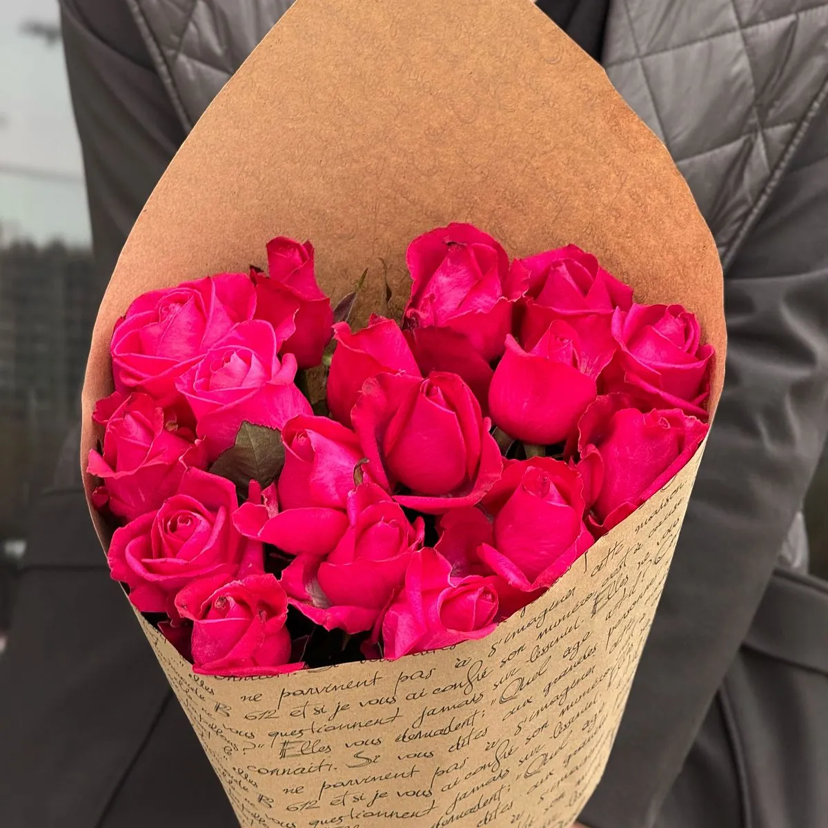 Букет из 17 малиновых роз (70 см)