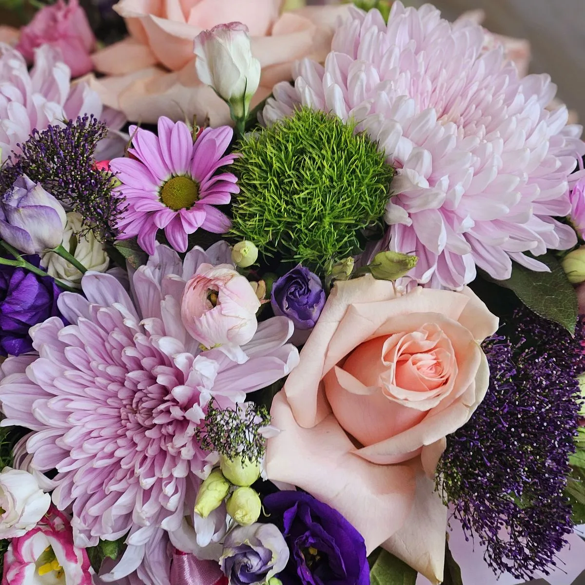 Розы, хризантемы и эустомы в коробке