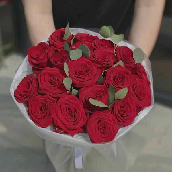 Букет из роз и эвкалипта